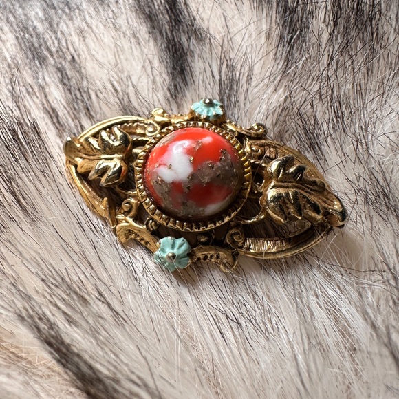 Victorian Style Gold Tone Bezel Red Jasper Brooch - Picture 3 of 6
